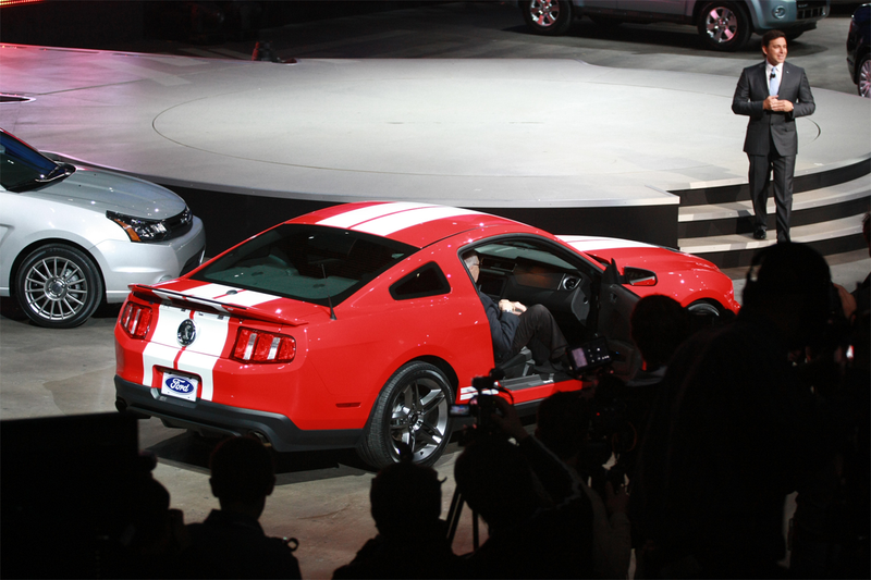 Illustration for article titled Carroll Shelby Introduces 2010 Shelby GT500 Coupe, Convertible At Detroit